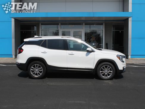 Used 2024 GMC Terrain SLT image 3