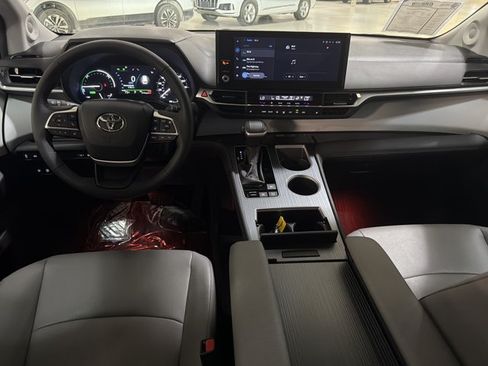Used 2025 Toyota Sienna XLE w/ XLE Plus Package FWD image 26