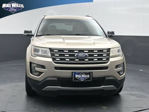 Used 2017 Ford Explorer XLT FWD image 2