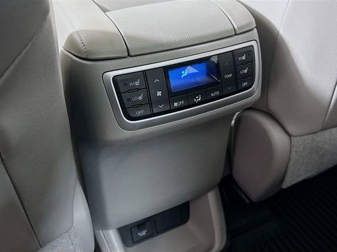 Certified 2018 Toyota Highlander Limited Platinum image 25