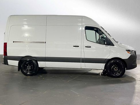 Used 2025 Mercedes-Benz Sprinter 2500 image 2
