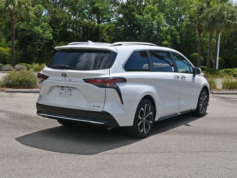 Certified 2025 Toyota Sienna Platinum FWD image 3