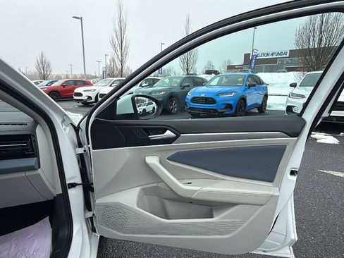 Used 2025 Volkswagen Jetta SE w/ Sunroof Package image 15