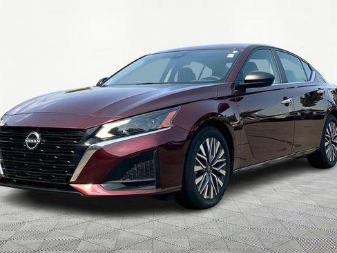 Used 2024 Nissan Altima 2.5 SV image 3