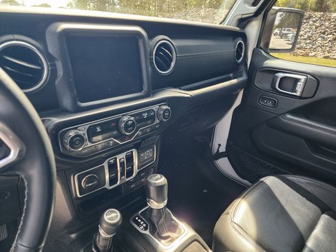 Used 2018 Jeep Wrangler Unlimited Sahara image 16