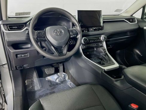 Used 2025 Toyota RAV4 XLE AWD/4WD image 9