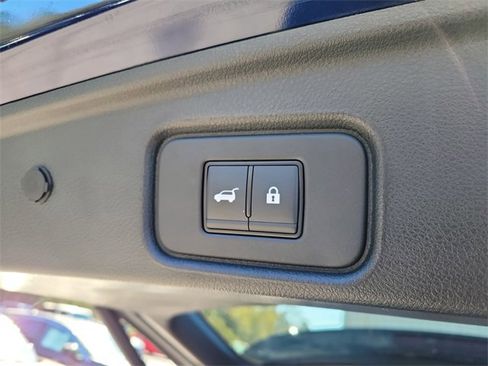 Used 2023 Nissan Pathfinder Platinum image 9