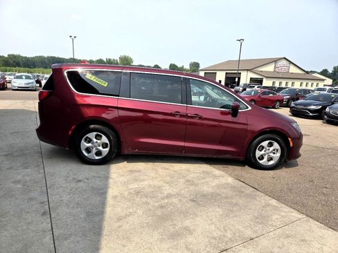 Used 2017 Chrysler Pacifica LX w/ Tire & Wheel Group image 4