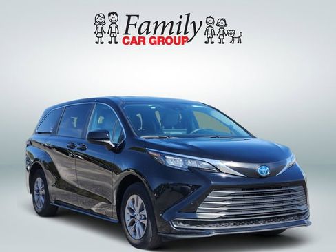 Used 2025 Toyota Sienna LE image 2