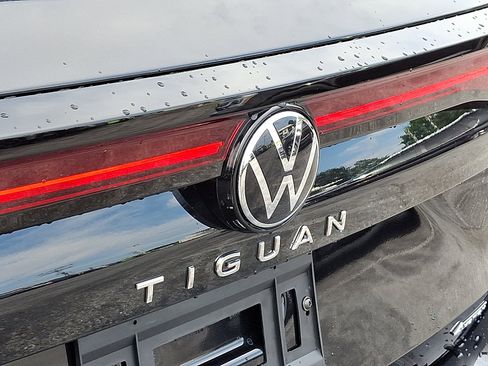 Used 2025 Volkswagen Tiguan SE AWD/4WD image 11