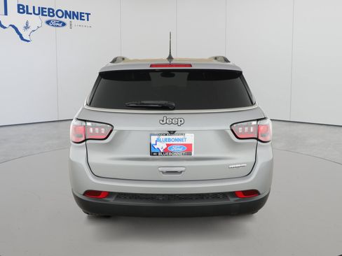 Used 2022 Jeep Compass Latitude FWD image 4