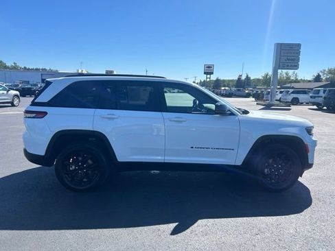 Used 2024 Jeep Grand Cherokee Altitude AWD/4WD image 6