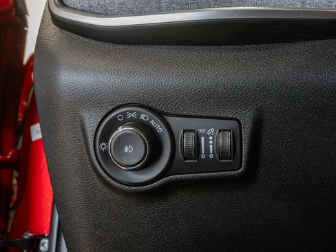 Used 2025 Jeep Compass Latitude w/ Sun & Sound Group AWD/4WD image 15