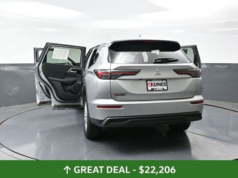 Used 2025 Mitsubishi Outlander ES image 57