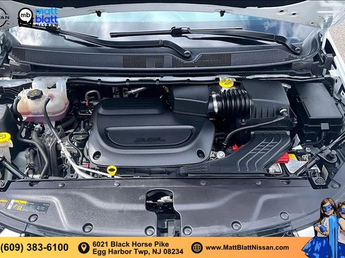 Used 2024 Chrysler Pacifica Touring-L FWD image 9