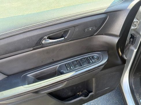 Used 2015 Chevrolet Traverse LTZ FWD image 8
