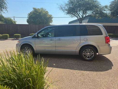 Used 2016 Dodge Grand Caravan SE FWD image 12