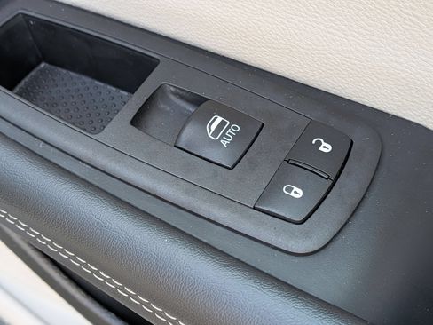 Used 2023 Chrysler Pacifica Touring-L FWD image 35