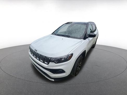 Used 2025 Jeep Compass Limited AWD/4WD image 3