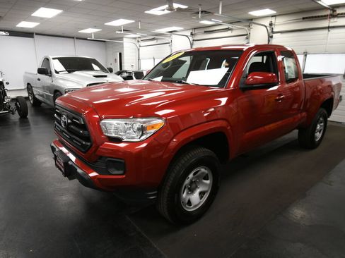 Used 2017 Toyota Tacoma SR w/ SR Convenience Package AWD/4WD image 3