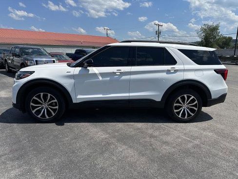Certified 2025 Ford Explorer ST-Line AWD/4WD image 3