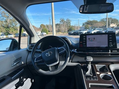 Used 2024 Toyota Sienna XLE FWD image 9