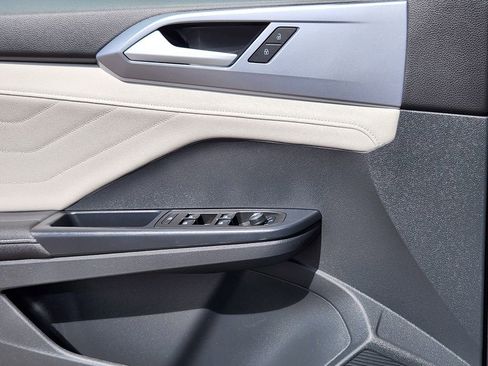 Certified 2025 Volkswagen Taos SEL AWD/4WD image 19