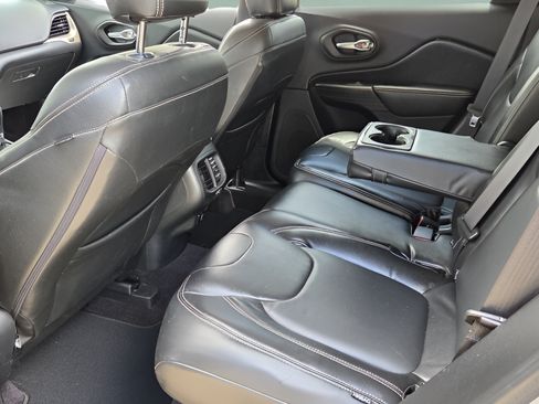 Used 2016 Jeep Cherokee Latitude FWD image 9