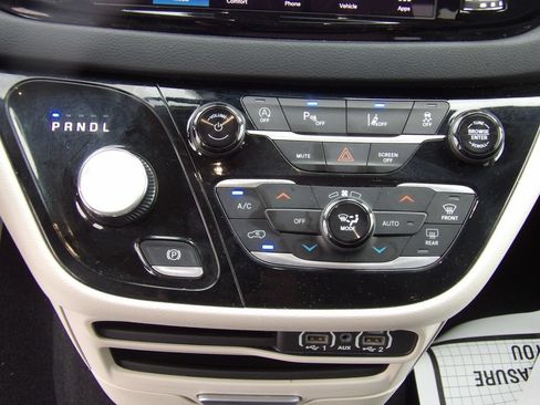Used 2024 Chrysler Pacifica Touring-L FWD image 18