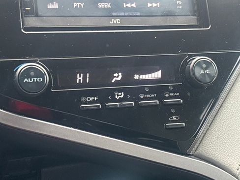 Used 2019 Toyota Camry SE image 13