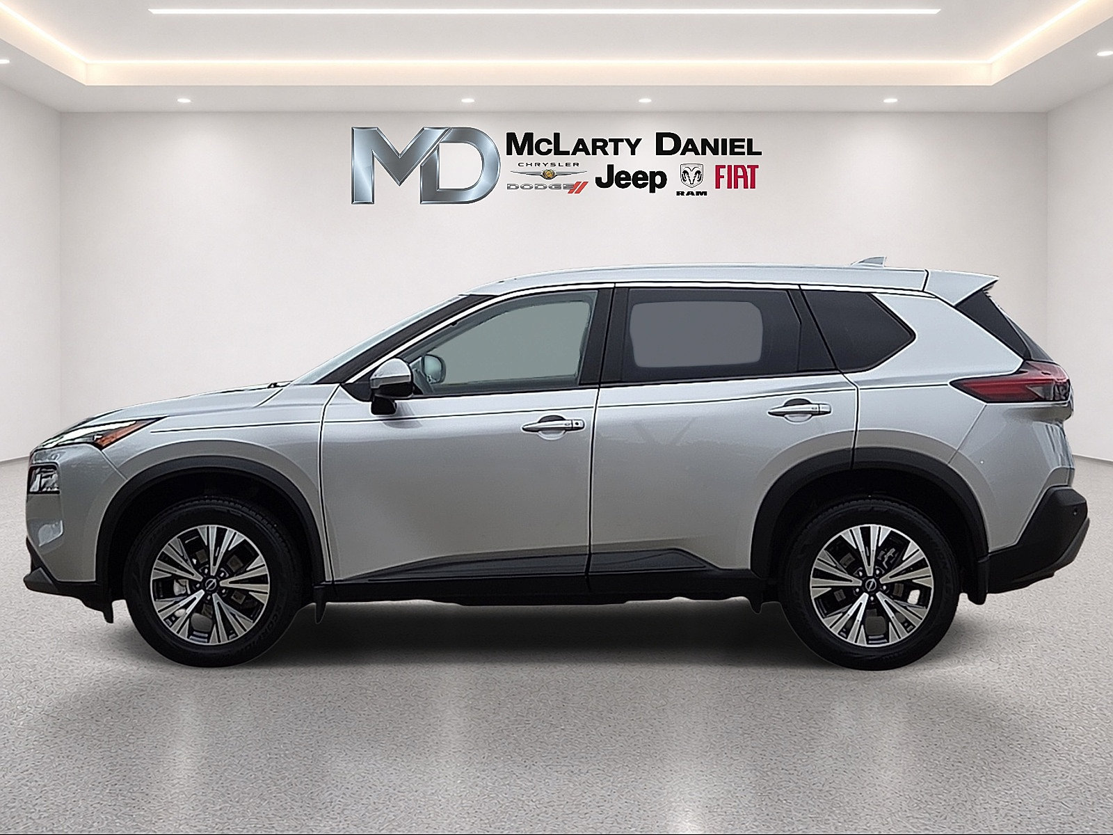 Used 2023 Nissan Rogue SV FWD image 3