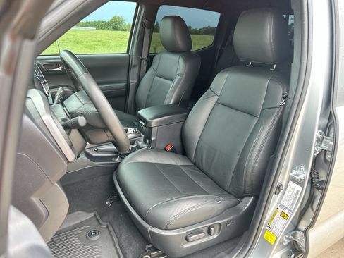 Used 2022 Toyota Tacoma TRD Off-Road AWD/4WD image 11