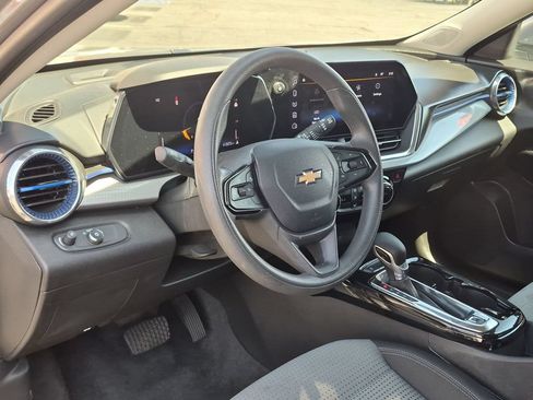 Used 2025 Chevrolet Trax LT FWD image 14