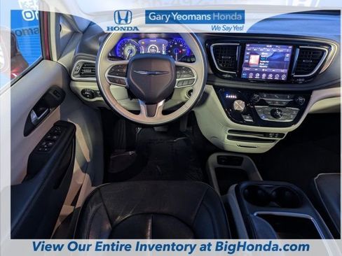 Used 2018 Chrysler Pacifica Limited image 12