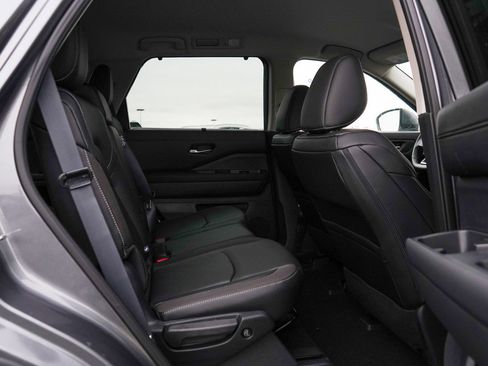 New 2025 Nissan Pathfinder SL image 12