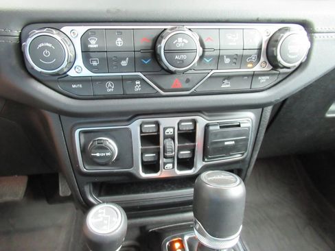 Used 2025 Jeep Gladiator Sport AWD/4WD image 29