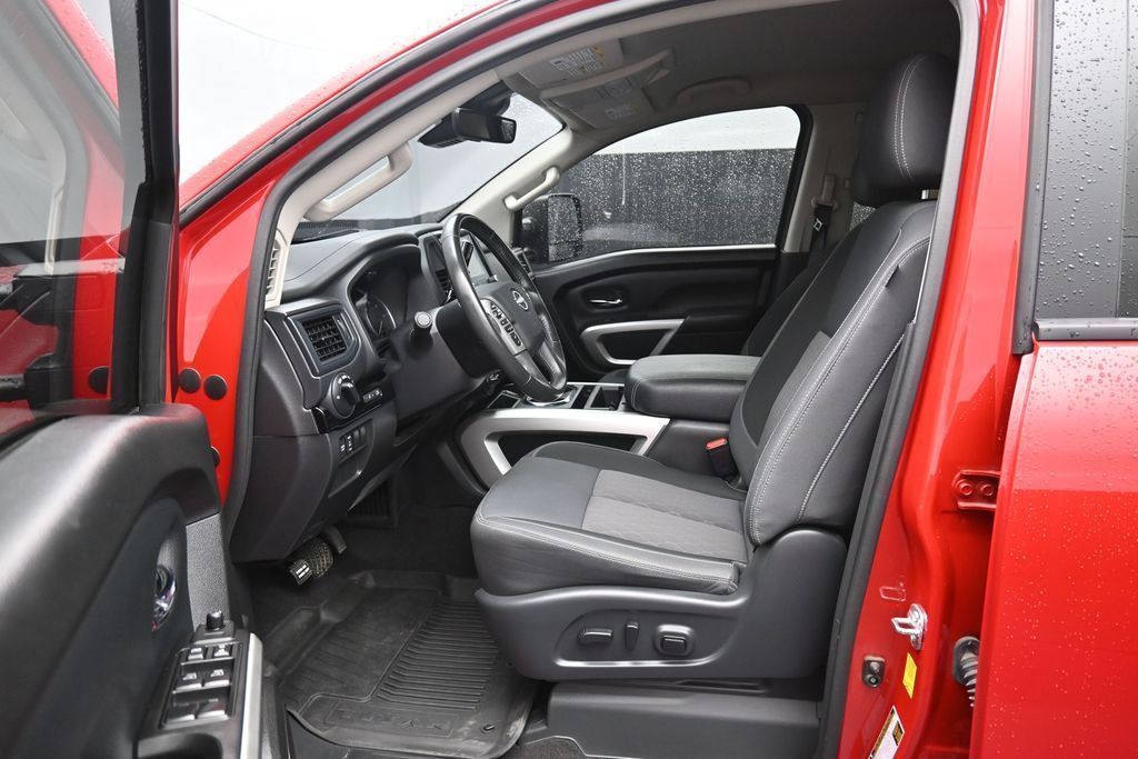 Used 2024 Nissan Titan SV w/ SV Convenience Package AWD/4WD image 9