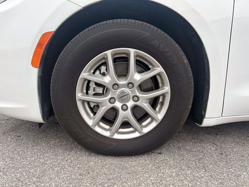 Used 2023 Chrysler Pacifica Touring-L FWD image 34