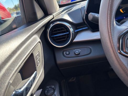 Used 2025 Chevrolet Trax LT image 32