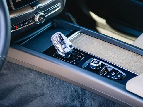 Certified 2026 Volvo XC60 B5 Plus w/ Climate Package PRO AWD/4WD image 22