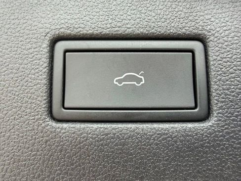 Used 2023 Volkswagen Tiguan SE w/ Panoramic Sunroof Package FWD image 28
