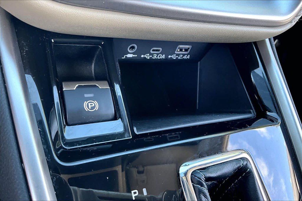 Used 2023 Subaru Outback Limited AWD/4WD image 33