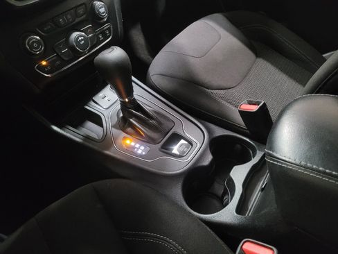 Used 2020 Jeep Cherokee Latitude FWD image 26