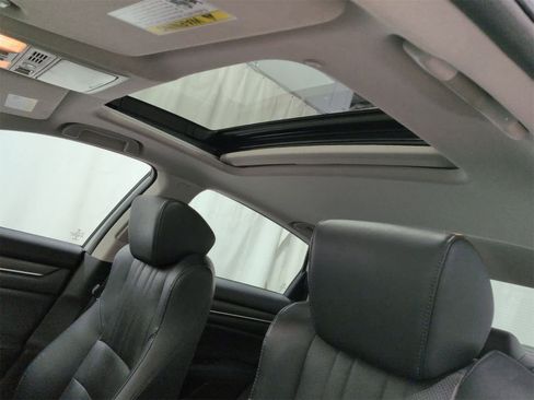 Used 2018 Honda Accord Touring image 18