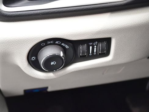 Used 2024 Chrysler Pacifica Touring-L FWD image 15