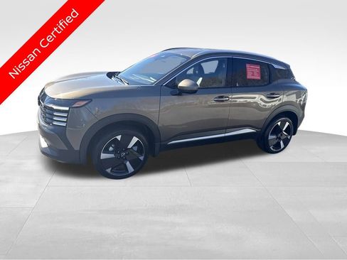 Used 2025 Nissan Kicks SR image 2