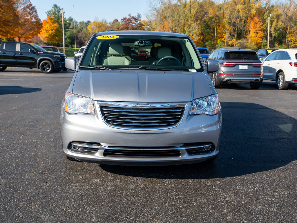 Used 2016 Chrysler Town & Country Touring w/ Driver Convenience Group FWD image 2