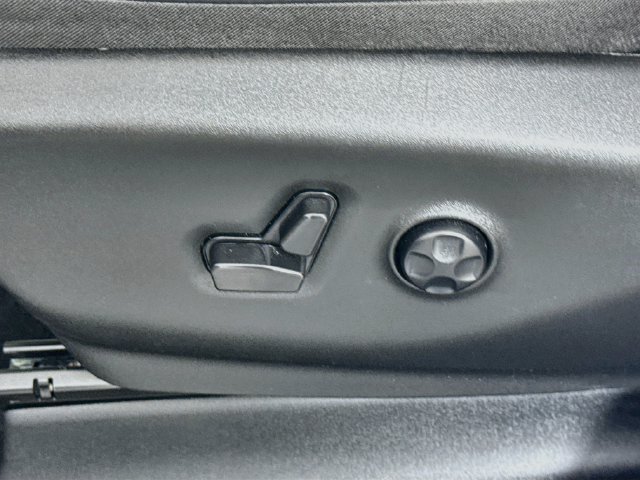 Used 2024 Chrysler Pacifica Touring-L FWD image 12
