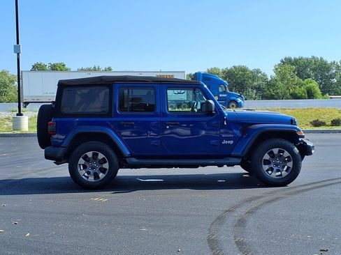 Used 2018 Jeep Wrangler Unlimited Sahara AWD/4WD image 31