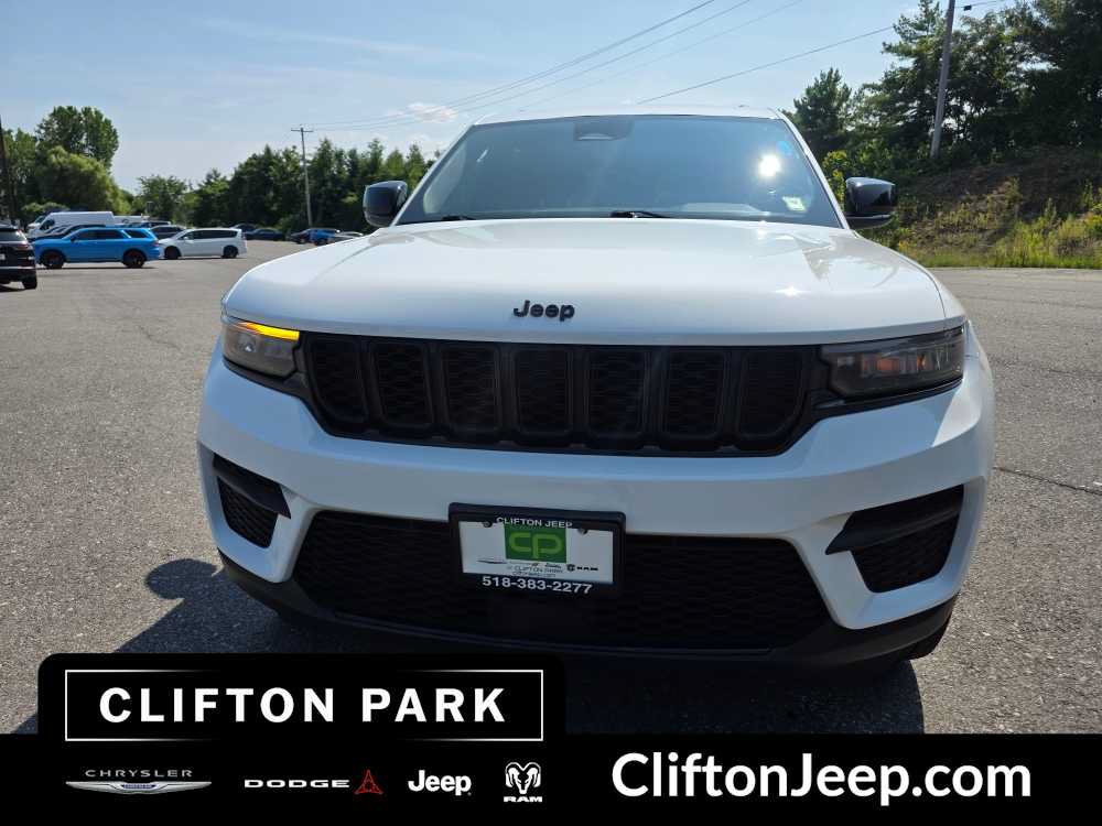 Used 2023 Jeep Grand Cherokee Laredo AWD/4WD image 2